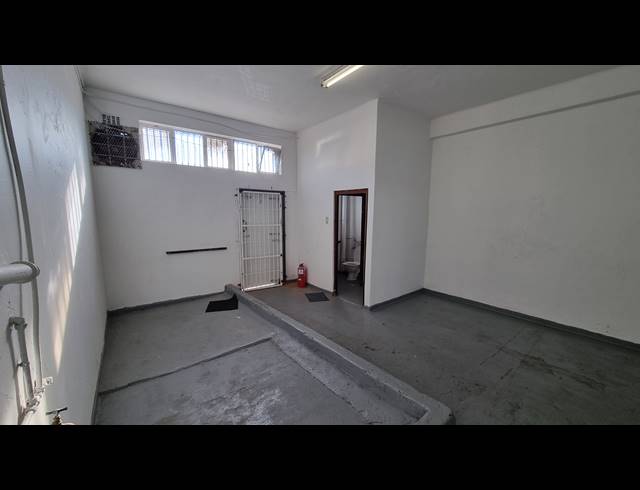 250M² BUILDING TO LET IN WOODSTOCK